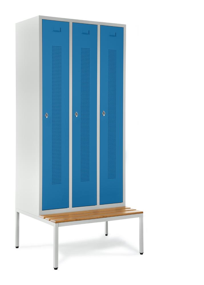 Garderobenspinde SYSTEM SP1 mit Sitzbank | Lichtblau RAL 5012 | mit untergebauter Sitzbank, Holzleisten | 300 | Drehriegelverschluss