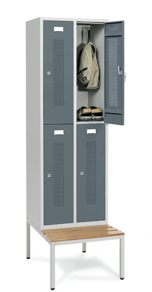 Doppelstöckiger Spind SYSTEM SP1 mit Sitzbank | Blaugrau RAL 7031 | mit untergebauter Sitzbank, Holzleisten | Zylinderschloss