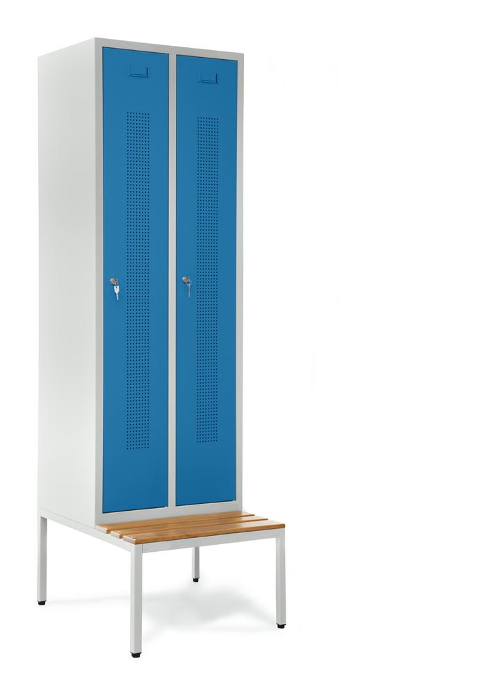 Garderobenspinde SYSTEM SP1 mit Sitzbank | Lichtblau RAL 5012 | mit untergebauter Sitzbank, Holzleisten | 300 | Zylinderschloss